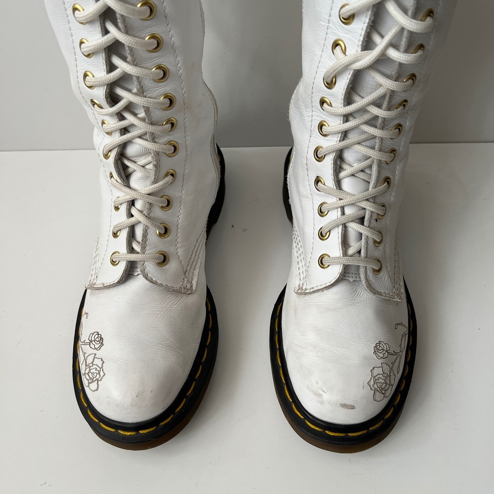 Vintage Dr. Martens 14 Hole Lace Up Tall Boots 7 White Rose Etched Leather Docs - Picture 3 of 13